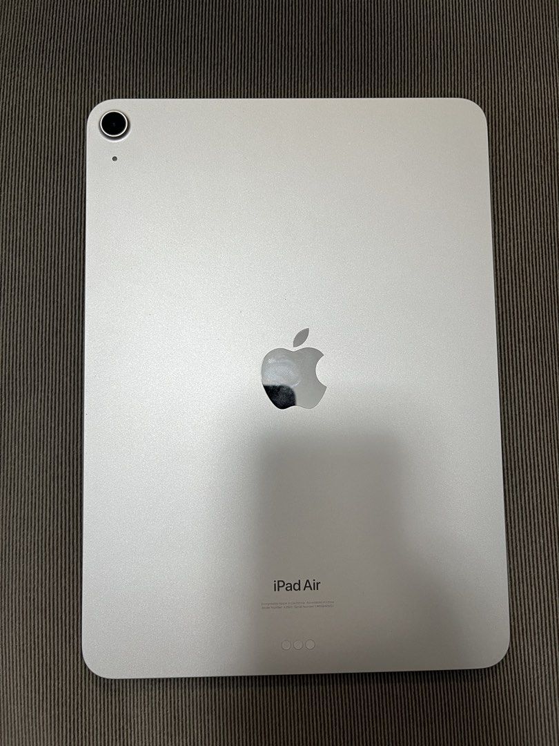 (Category: iPad) located in Singapore. Submitted by iinsight (Listing ID 1385956378, Image 1). Description: - Like New iPad Air (M2) 11" WiFi (2024) - Condition: Like new, no scratches or dents at all - Screen: perfect no bright or dark spots - Free anti blue light screen protector - Bought: July 2024 - Battery level 86 - Has box can use any laptop adapter to charge.
