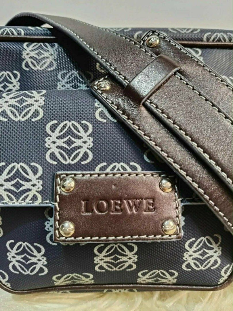 Loewe Anagram Shoulder Bag (Category: Shoulder Bags) located in Aparri. Submitted by secondloop_695 (Listing ID 1427904264, Image 2). Description: NO ISSUE GOOD CONDITION CRISPY RFS: DECLUTTER.
