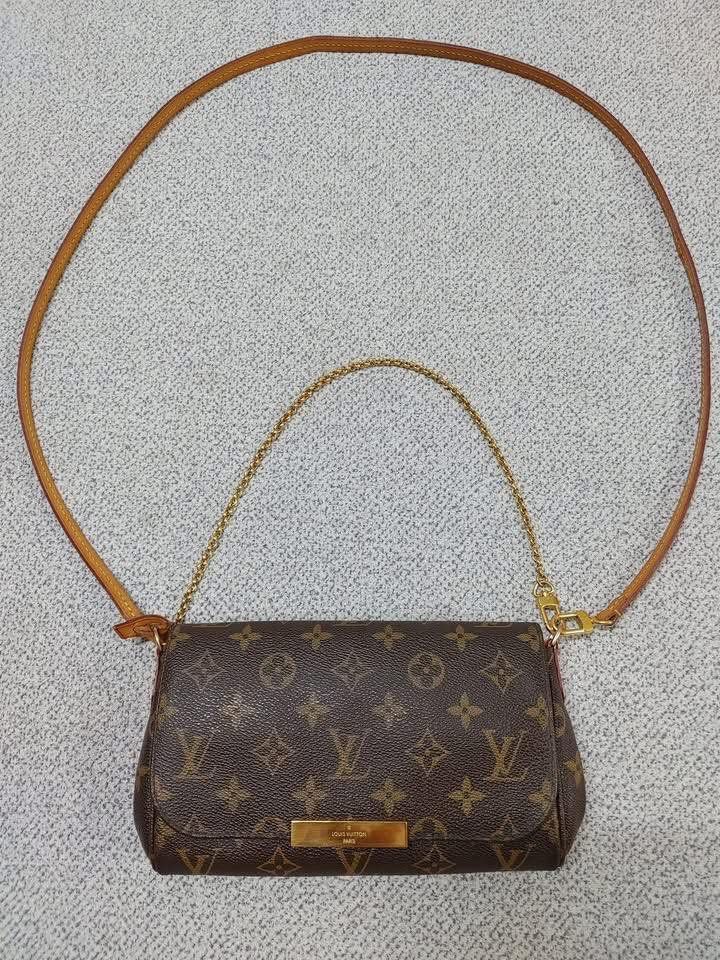 Louis Vuitton Favorite PM in monogram canvas (Category: Luxury Bags & Wallets) located in Cebu City. Submitted by forless.ph (Listing ID 1427928012, Image 1). Description: Authentic 💯 Louis Vuitton Favorite in Monogram canvas. Features a removable chain strap and a gold-tone metal plate. The interior is lined with a burgundy textile. The serial number is FL1123. The bag has a classic flap closure. Moneyback guaranted!!!.