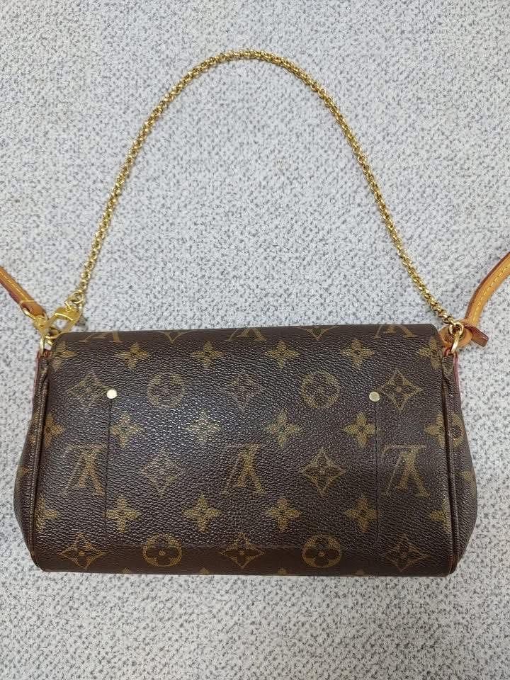 Louis Vuitton Favorite PM in monogram canvas (Category: Luxury Bags & Wallets) located in Cebu City. Submitted by forless.ph (Listing ID 1427928012, Image 3). Description: Authentic 💯 Louis Vuitton Favorite in Monogram canvas. Features a removable chain strap and a gold-tone metal plate. The interior is lined with a burgundy textile. The serial number is FL1123. The bag has a classic flap closure. Moneyback guaranted!!!.