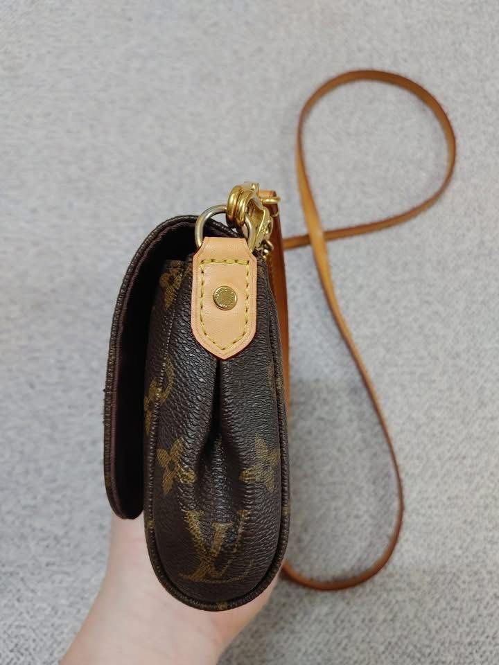 Louis Vuitton Favorite PM in monogram canvas (Category: Luxury Bags & Wallets) located in Cebu City. Submitted by forless.ph (Listing ID 1427928012, Image 2). Description: Authentic 💯 Louis Vuitton Favorite in Monogram canvas. Features a removable chain strap and a gold-tone metal plate. The interior is lined with a burgundy textile. The serial number is FL1123. The bag has a classic flap closure. Moneyback guaranted!!!.
