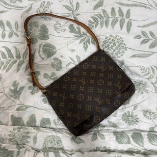 (Category: ) located in . Submitted by mochi.fits (Listing ID 1427904587, Image 1). Description: .