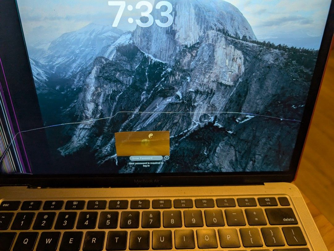 MacBook Air M1 - Screen Damage405925550108200960