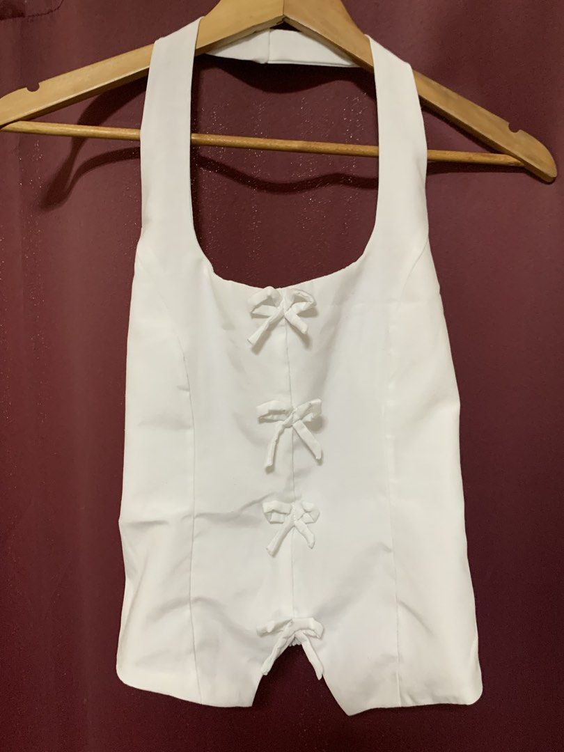 Meraki Manila Vallee Halter Top (Category: Sleeveless) located in Quezon City. Submitted by aiya.co (Listing ID 1427811652, Image 2). Description: Halter top (White) (color may vary due to lighting) Smocked back Linen XS-S (fits S-M) Brand new Already washed RFS: didn't like its fit on my body type MOP: Gcash, GoTyme, BDO instapay.