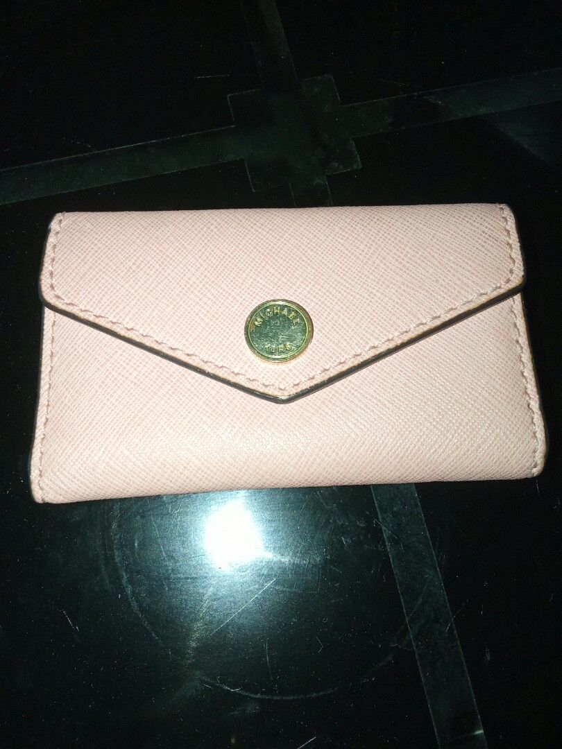 Michael Kors Key Holder Case and Cards Original (Category: Wallets & Card holders) located in San Mateo. Submitted by edluxe (Listing ID 1427786347, Image 1). Description: great condition original 6 keys can fit light pink.