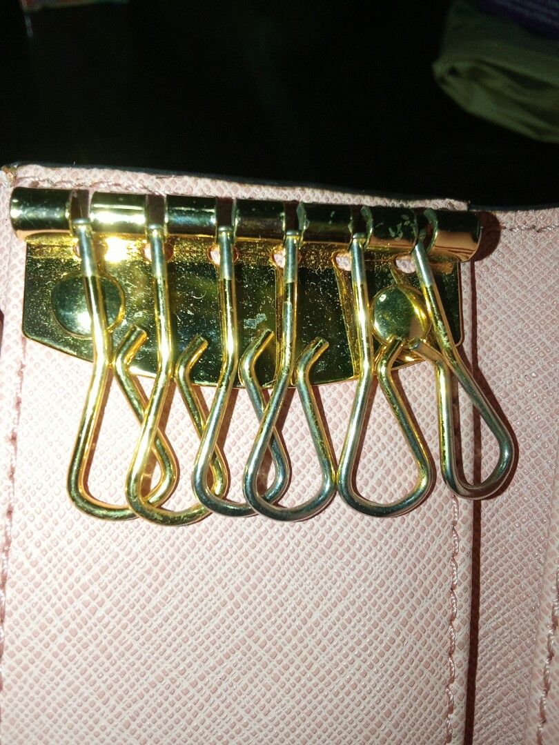 Michael Kors Key Holder Case and Cards Original (Category: Wallets & Card holders) located in San Mateo. Submitted by edluxe (Listing ID 1427786347, Image 3). Description: great condition original 6 keys can fit light pink.