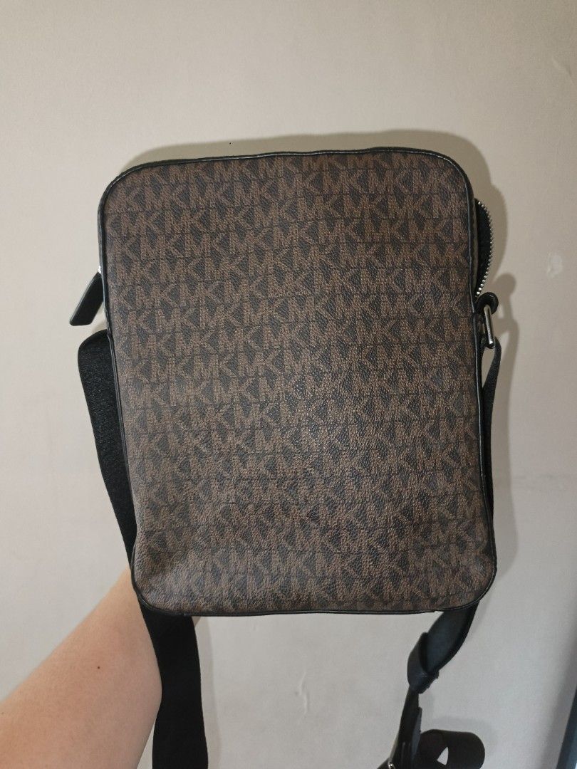 Michael Kors Messenger Bag (Category: Luxury Bags & Wallets) located in Manila. Submitted by jayjay2809 (Listing ID 1427923379, Image 2). Description: Orig Michael Kors slingbag (for men) 3k nego BAWAL SA MAARTE AT NAG IINARTE ❌PASS SA 1500❌ Pure leather mabigat need lang ng linis no known issues actual picture posted meet up nearby transaction only sjdm bulacan location.
