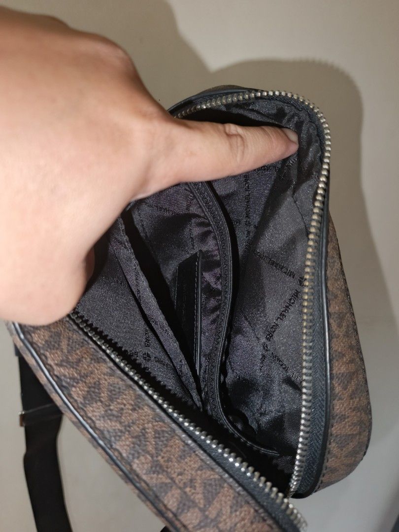 Michael Kors Messenger Bag for men (Category: Luxury Bags & Wallets) located in Manila. Submitted by jayjay2809 (Listing ID 1427923677, Image 2). Description: Orig Michael Kors slingbag (for men) 3k nego BAWAL SA MAARTE AT NAG IINARTE ❌PASS SA 1500❌ Pure leather mabigat need lang ng linis no known issues actual picture posted meet up nearby transaction only sjdm bulacan location.