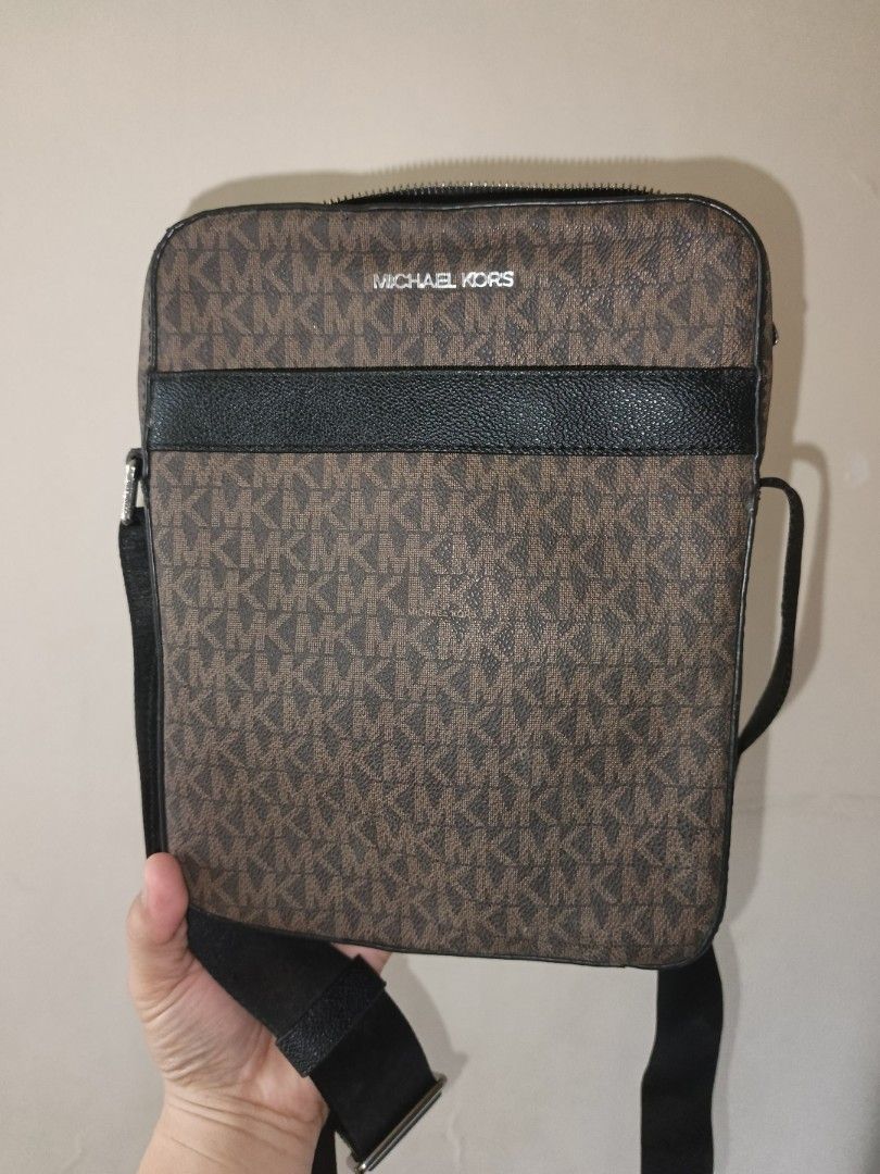 Michael Kors Messenger Bag for men (Category: Luxury Bags & Wallets) located in Manila. Submitted by jayjay2809 (Listing ID 1427923677, Image 3). Description: Orig Michael Kors slingbag (for men) 3k nego BAWAL SA MAARTE AT NAG IINARTE ❌PASS SA 1500❌ Pure leather mabigat need lang ng linis no known issues actual picture posted meet up nearby transaction only sjdm bulacan location.