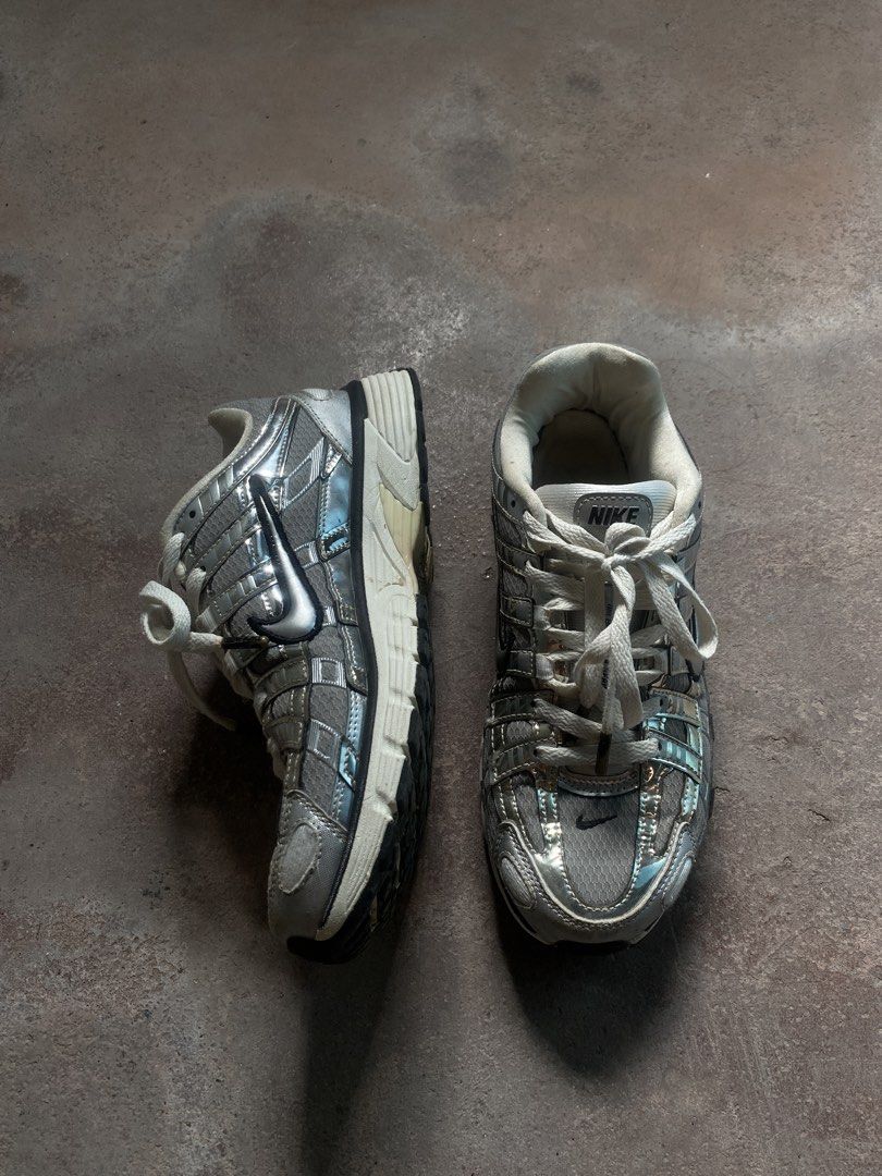 NIKE METALLIC SILVER (Category: Sneakers) located in Alicia. Submitted by maccc2 (Listing ID 1427883546, Image 2). Description: NIKE METALLIC SILVER NOT SURE IF LEGIT SIZES 8US 26CM EXCELLENT CONDITION NO ISSUE FOR ONLY 1500 OR OFFER.