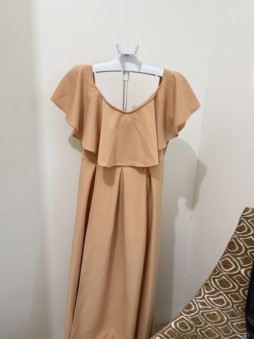 Off-shoulder or flutter sleeve long peach dress (Category: Dresses) located in Taguig. Submitted by sofya07 (Listing ID 1427829103, Image 1). Description: Perfect for events Fits large to xl.