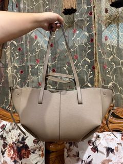 (Category: ) located in . Submitted by luxxcollectionsbytetz (Listing ID 1427917066, Image 1). Description: .