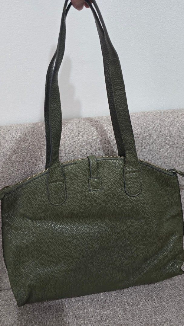 Reaction Kenneth Cole Green Handbag (Category: Luxury Bags & Wallets) located in Quezon City. Submitted by k8_wallace (Listing ID 1427802204, Image 2). Description: Olive Green pebbled texture Authentic .