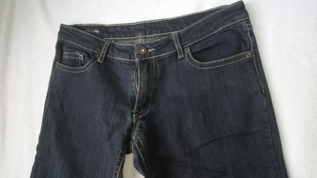 Rei Risee Dark Wash Jeans (Category: Jeans) located in Bacolod City. Submitted by normiepan101 (Listing ID 1427848071, Image 3). Description: Never used. Had this since HS Still in great condition Unique button (pic 4) Size: 38-04 sa tag but fits 30-31 Rfs: not my style, need to declutter PM for inquiries or more infos MOP: Gcash or PayPal Open for meetups sa bacolod or talisay city negros occidental.