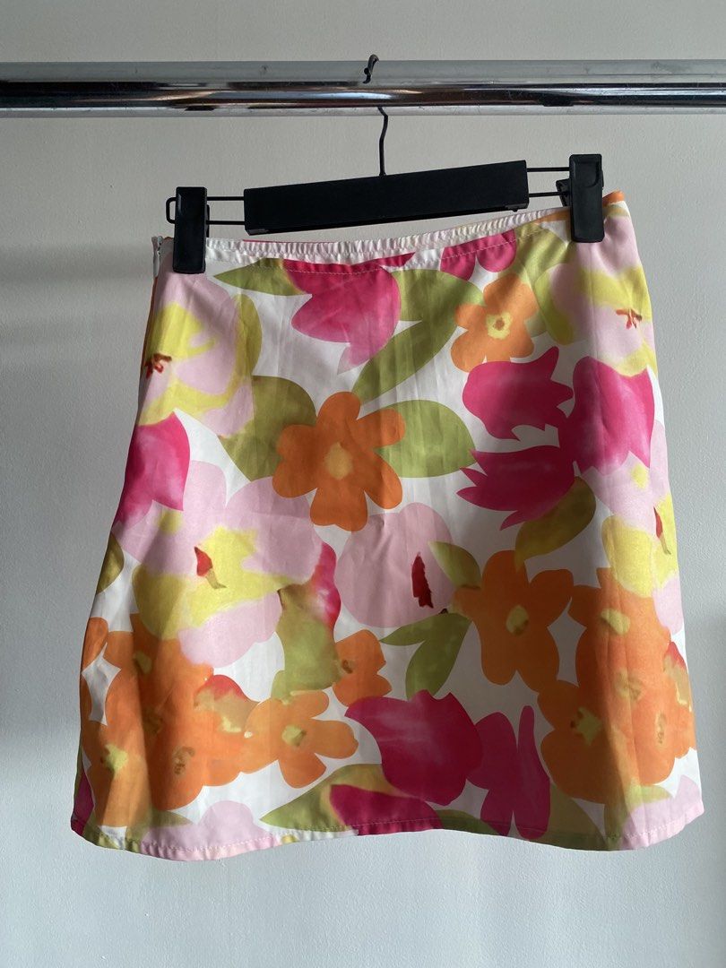 Shein Floral Mini Skirt (Category: Skirts) located in Quezon City. Submitted by zazbee (Listing ID 1427868226, Image 2). Description: 🤑 Price negotiable 👗 RFS: Decluttering & doesn’t fit me anymore 📸 Can send when-worn photo but zipper won’t close bec I’m fat 💳 MOP: Gcash, Maya or BPI.