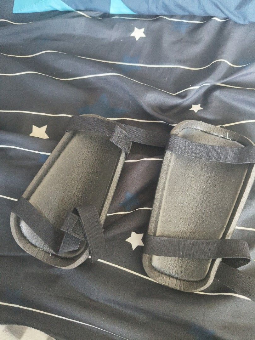 Shin pads (Category: Other Sports Equipment and Supplies) located in Singapore. Submitted by jonam12345 (Listing ID 1427820708, Image 2). Description: this is brand new not. even used at all there are straps so it's very tight and good. price is negotiable .