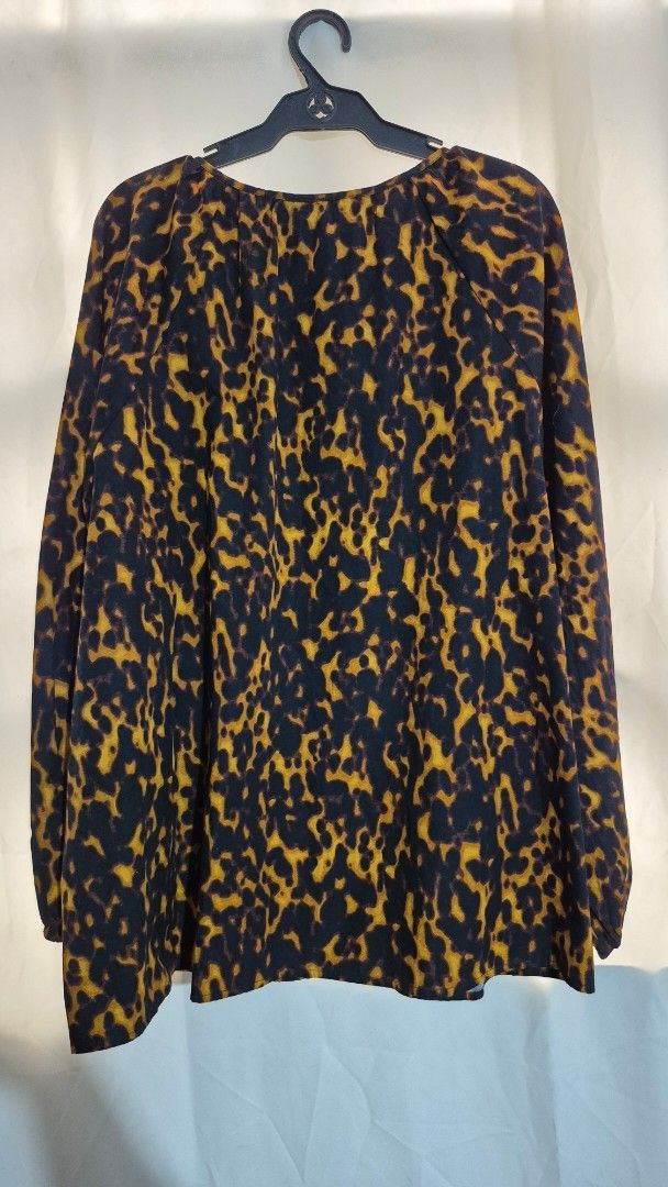 Terra & Sky Blouse Animal Print - 0X (Category: Blouses) located in Angeles City. Submitted by gtwear (Listing ID 1427846121, Image 3). Description: Terra & Sky blouse Animal Print- 0X Brandnew with tag mop: gcash loc: pampanga courier: J&T 🏷400+sf DM 📩.