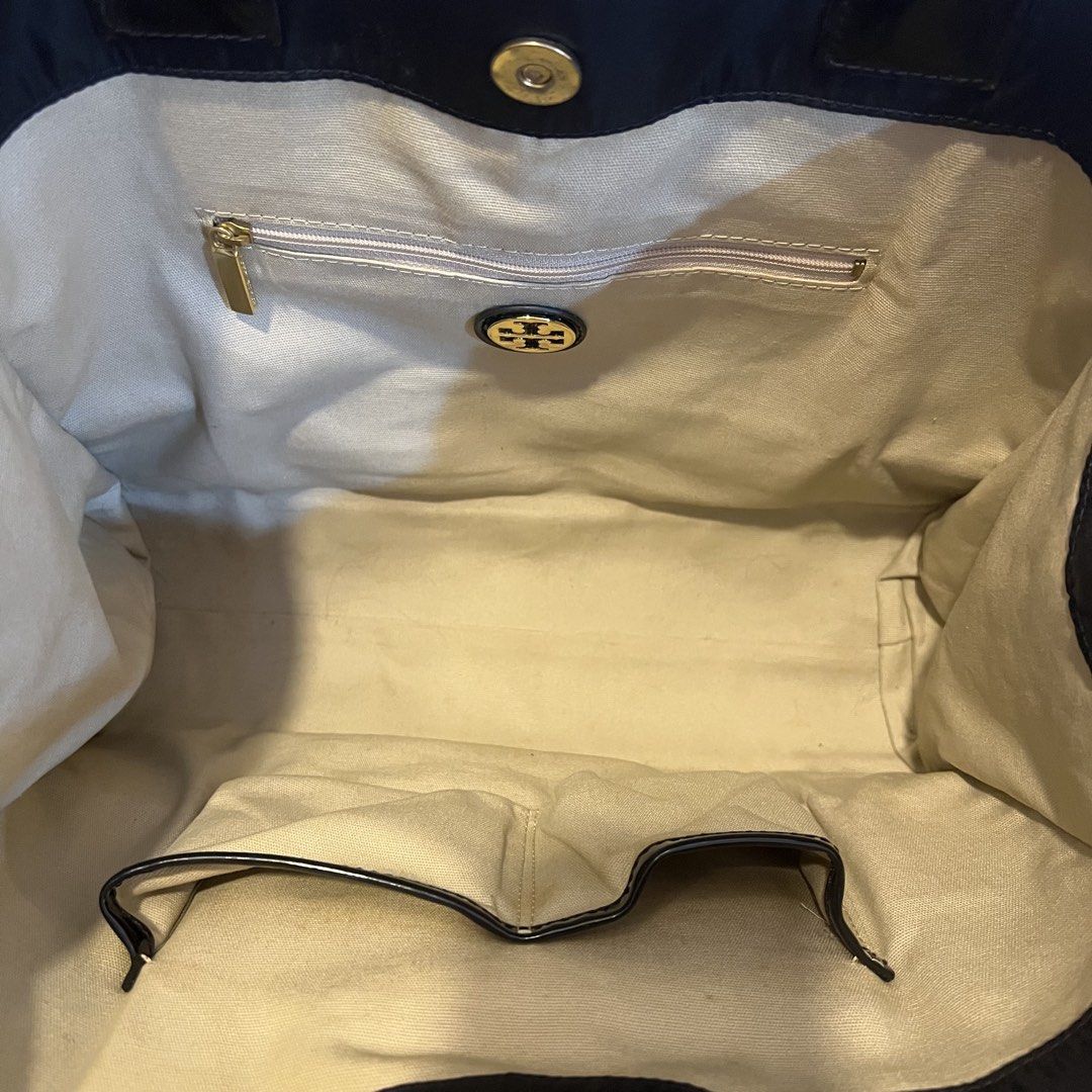 [TORY BURCH] Ella Tote Bag (Category: Luxury Bags & Wallets) located in Valenzuela. Submitted by judgesisters (Listing ID 1427801815, Image 3). Description: Please see picture flaws on the strap Noegotiable .