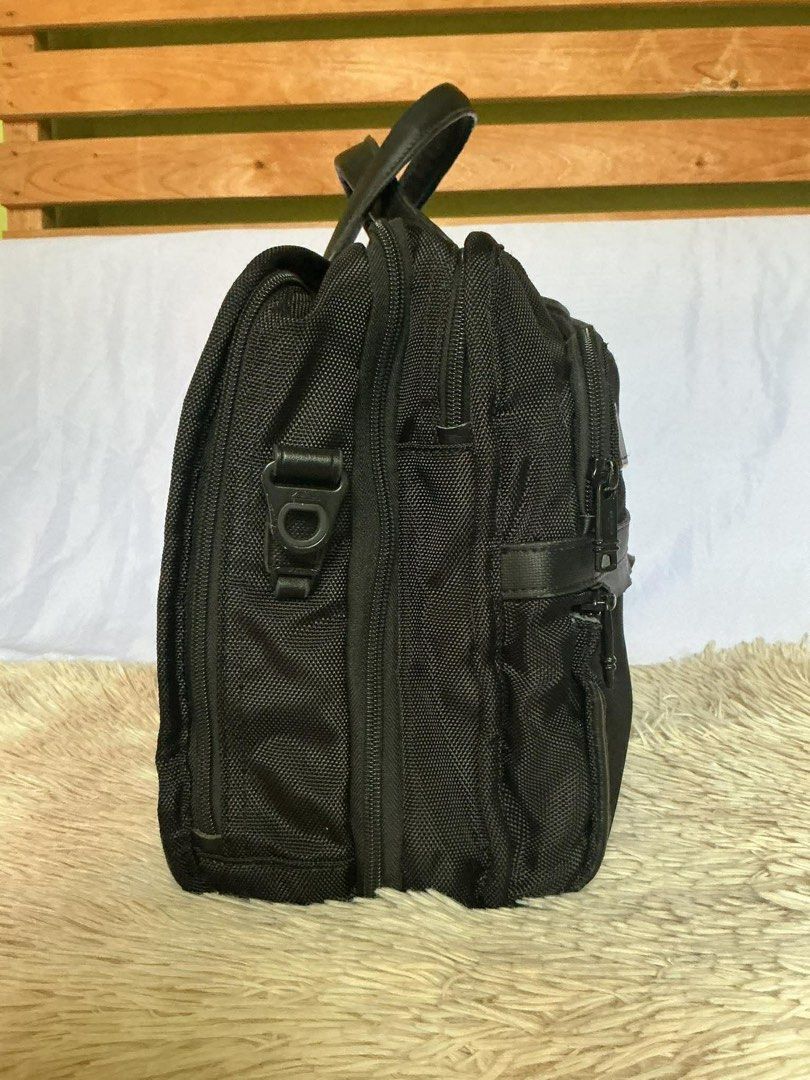 TUMI Briefcase Laptop Bag (Category: Luxury Bags & Wallets) located in Tagbilaran City. Submitted by Bunnybebu (Listing ID 1425923021, Image 3). Description: Tumi Briefcase Expandable With original sling Body is in very good condition Issue/Signs of use: - Missing hangtag - Rubs sa leather handle (check last 2 photos) ❌ Bawal sa maarte & maselan ⚠️ Please manage your expectations. This is a thrifted item, not brand new. .