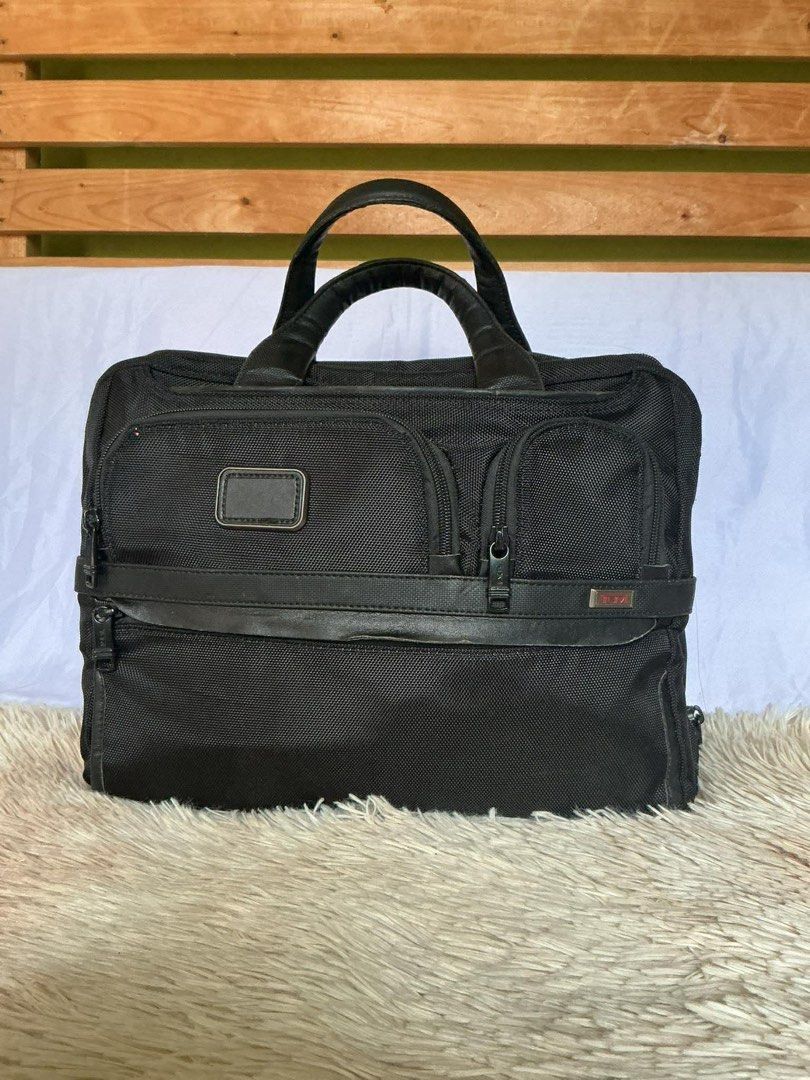 TUMI Briefcase Laptop Bag (Category: Luxury Bags & Wallets) located in Tagbilaran City. Submitted by Bunnybebu (Listing ID 1425923021, Image 1). Description: Tumi Briefcase Expandable With original sling Body is in very good condition Issue/Signs of use: - Missing hangtag - Rubs sa leather handle (check last 2 photos) ❌ Bawal sa maarte & maselan ⚠️ Please manage your expectations. This is a thrifted item, not brand new. .