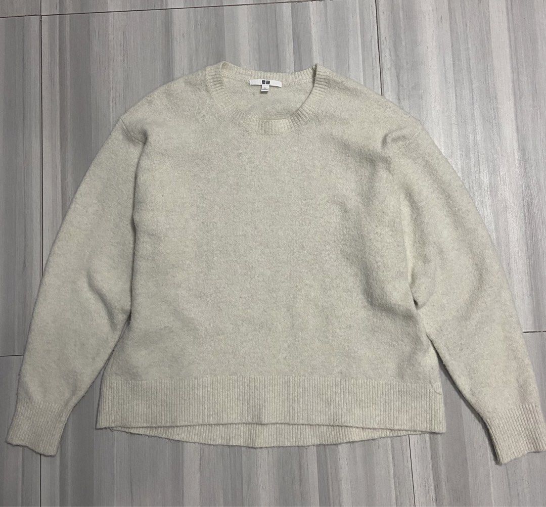 Uniqlo knitted boxy Sweater (Category: Coats, Jackets and Outerwear) located in Manila. Submitted by icesaacv (Listing ID 1427926645, Image 1). Description: Size Large Used Twice Boxy crop Negotiable.