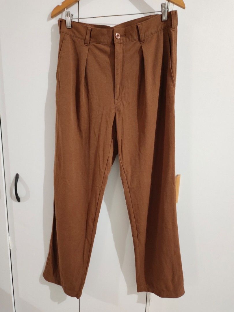 Uniqlo Pleated Wide Jersey (Category: Trousers) located in Marikina City. Submitted by heyoreoo (Listing ID 1427923844, Image 1). Description: Size: Medium (30-32) No issue BDO, GCASH, MARIBANK Ship via lalamove, gogo xpress or pick up Loc: Sto Niño, Marikina .