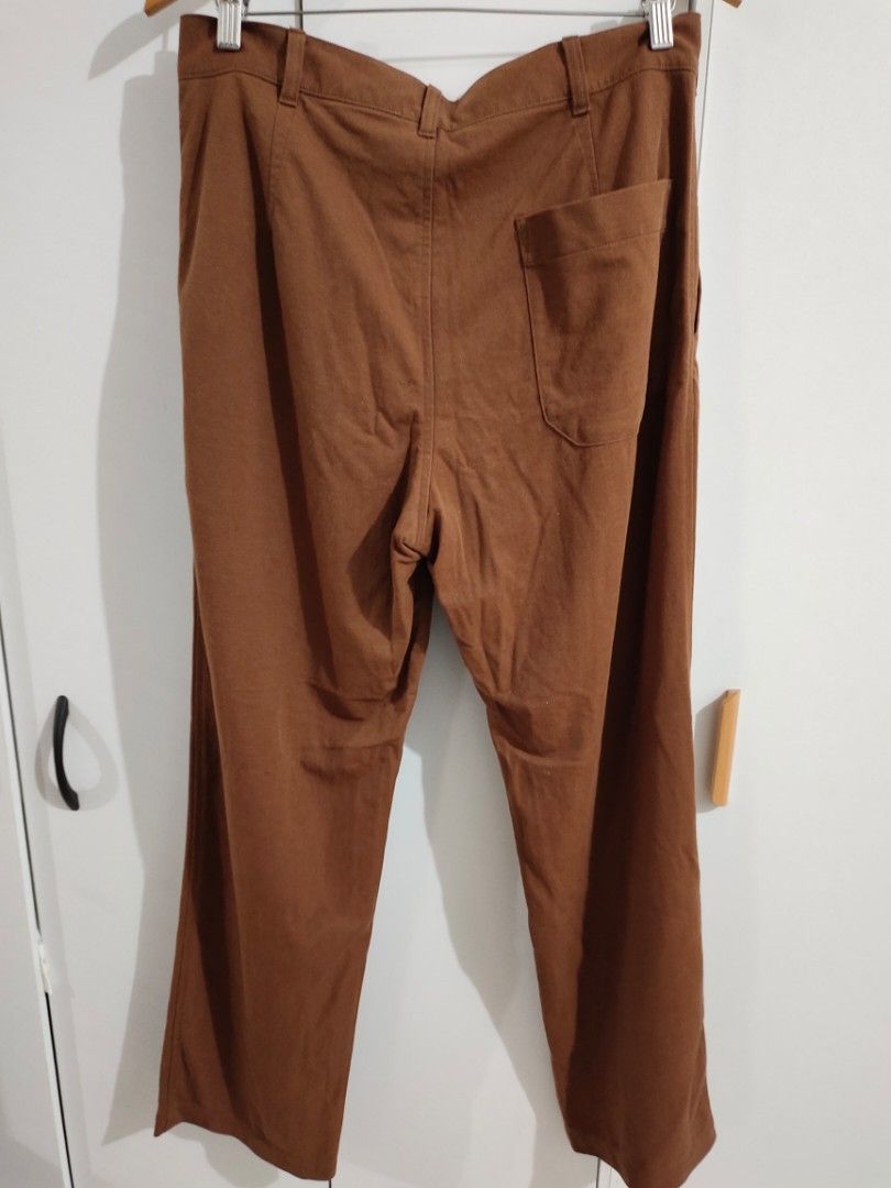 Uniqlo Pleated Wide Jersey (Category: Trousers) located in Marikina City. Submitted by heyoreoo (Listing ID 1427923844, Image 2). Description: Size: Medium (30-32) No issue BDO, GCASH, MARIBANK Ship via lalamove, gogo xpress or pick up Loc: Sto Niño, Marikina .