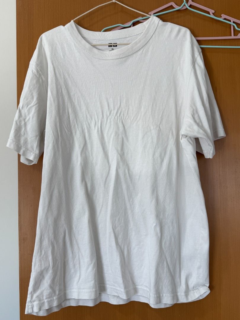 Uniqlo White T-shirt (Category: Tshirts & Polo Shirts ) located in Makati City. Submitted by dundermiff73421 (Listing ID 1427873479, Image 1). Description: White Uniqlo T-shirt. Features a crew neck and short sleeves. The shirt is a solid white color..
