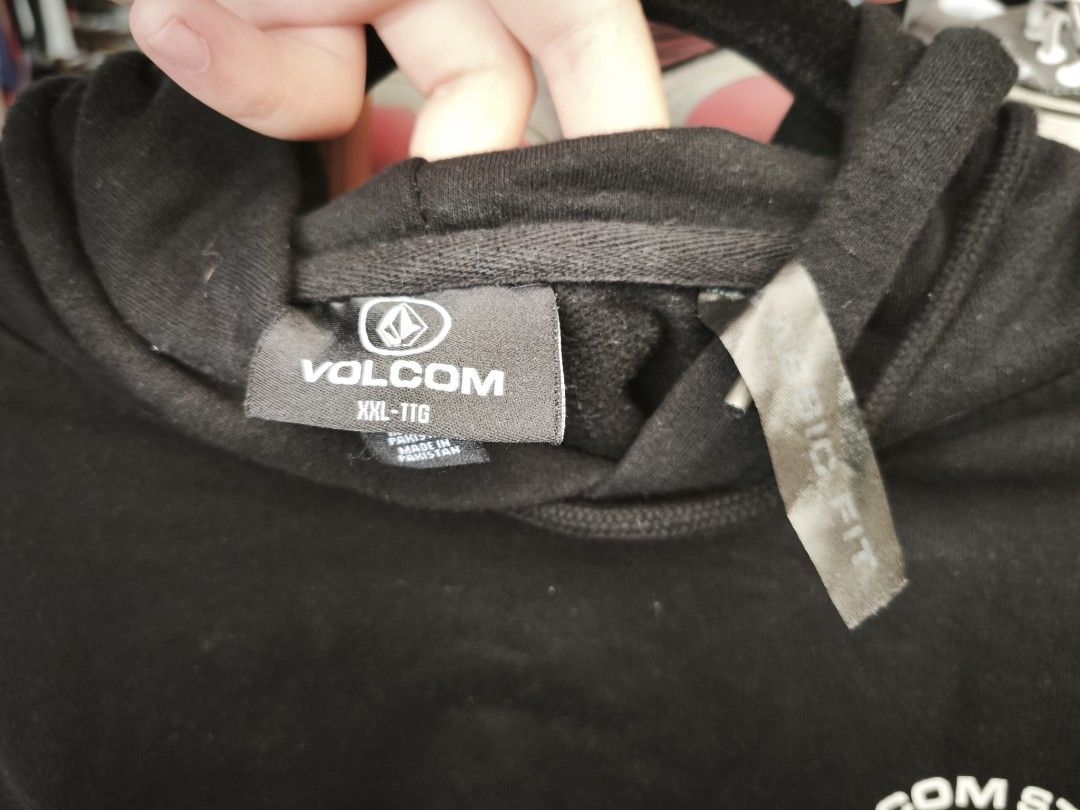 VOLCOM Black Friday Pullover Sweatshirt (Category: Coats, Jackets and Outerwear) located in Cavite. Submitted by hellosweetrepeat (Listing ID 1427810691, Image 3). Description: As is. Chat for more pics. Negotiable..