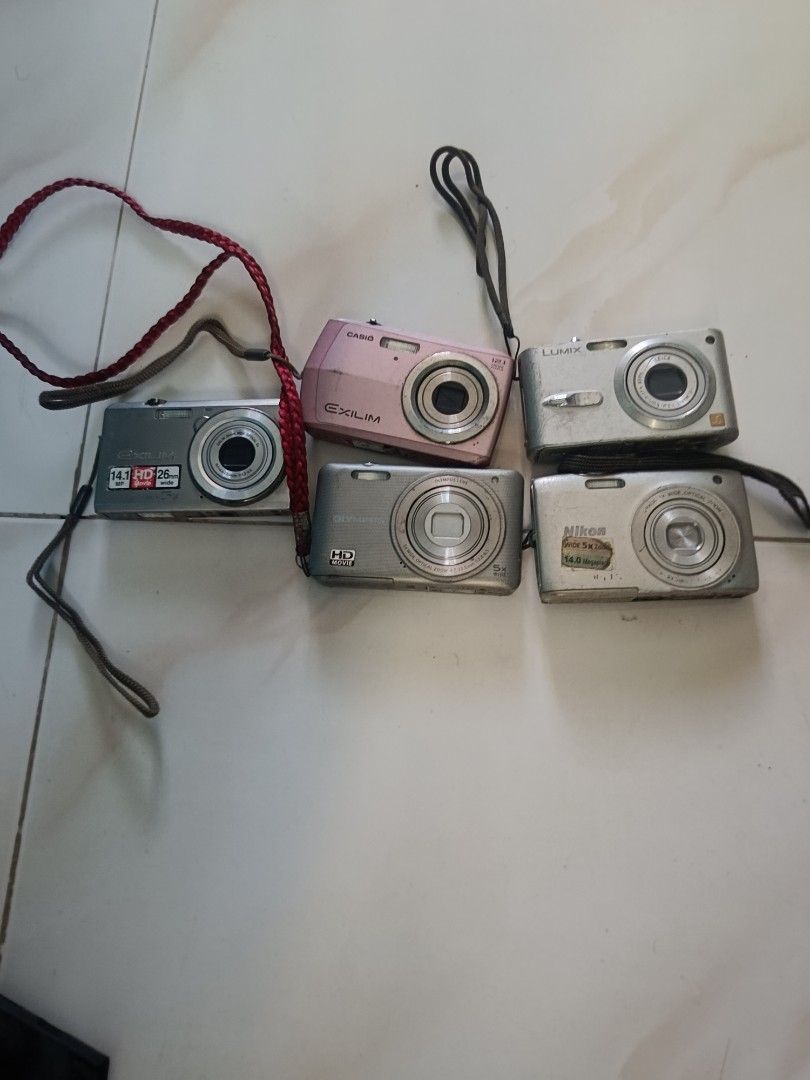 Take all Assorted Broken Digital Cameras and laptop (Category: Cameras) located in Quezon City. Submitted by mhinsunshine11377 (Listing ID 1428049390, Image 2). Description: I am selling 500 pesos per each but buy all for 1700 no charger and lens won't retract or stuck .. this is good for people who want to learn to fix a camera and flipp it into a higher profit meet up SM sucat or DLSU manila.