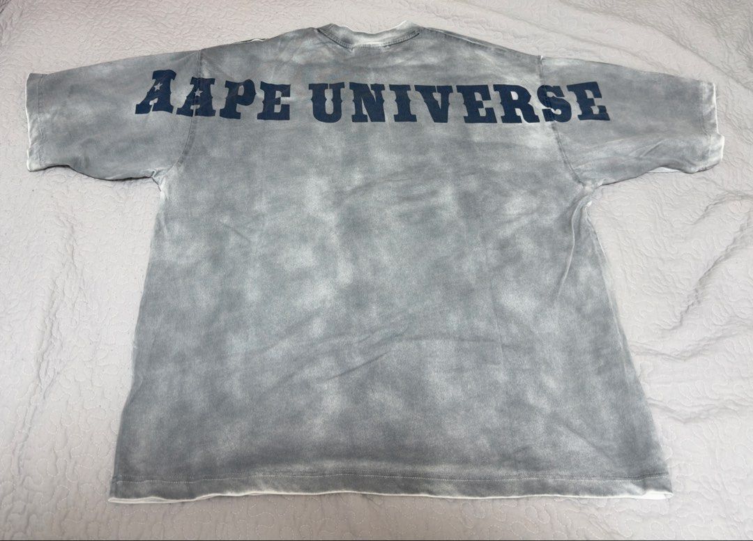 AAPE （分類：T-shirt、恤衫、有領衫）位於 Hong Kong。 由 wbnjlee 提交（商品編號 1428051676，圖片 4）。簡介： AAPE T-shirt ，新淨，少著，兩件白色加 size XL ，灰色size L 比較大件。 三件打包一齊出售 HK$ 650 包郵。