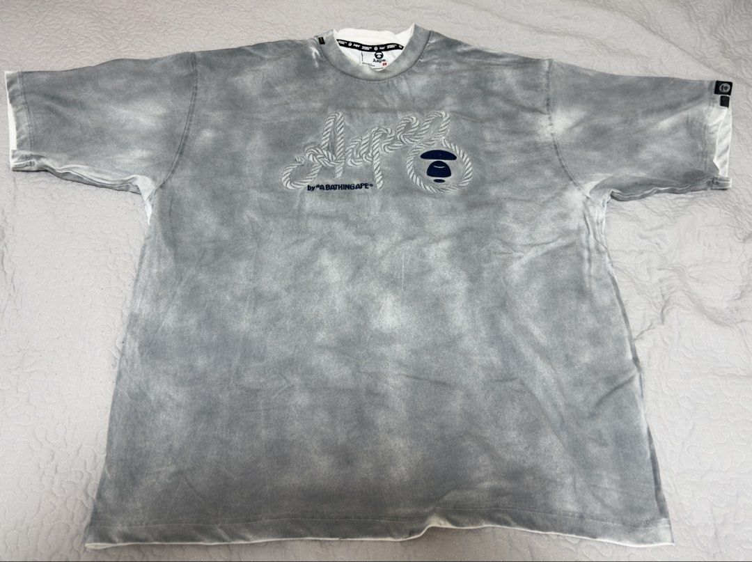 AAPE （分類：T-shirt、恤衫、有領衫）位於 Hong Kong。 由 wbnjlee 提交（商品編號 1428051676，圖片 5）。簡介： AAPE T-shirt ，新淨，少著，兩件白色加 size XL ，灰色size L 比較大件。 三件打包一齊出售 HK$ 650 包郵。