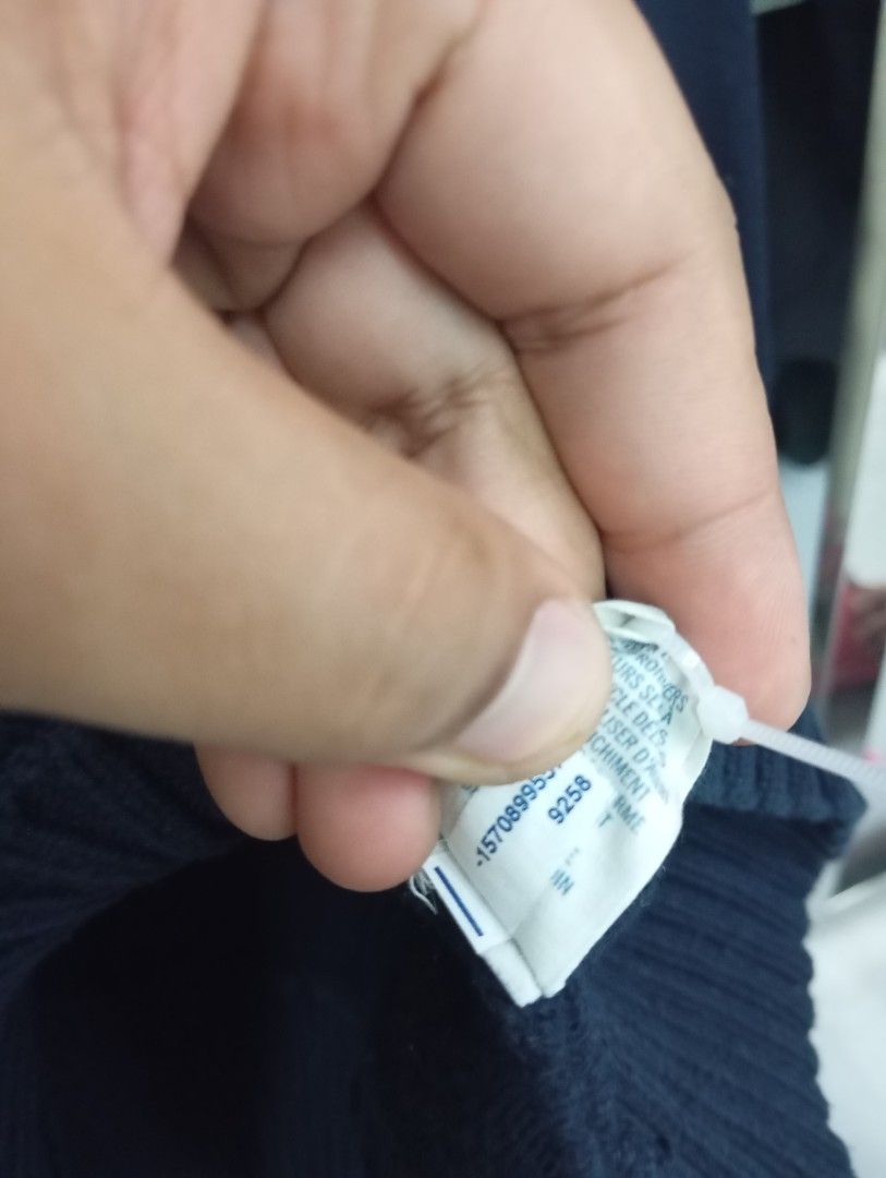American Eagle Outfitters Quarter Zip Sweater (Category: Coats, Jackets and Outerwear) located in Quezon City. Submitted by deexsorianino.09 (Listing ID 1427980022, Image 2). Description: 22x28 dimes American eagle quarter zip 950 no issue.