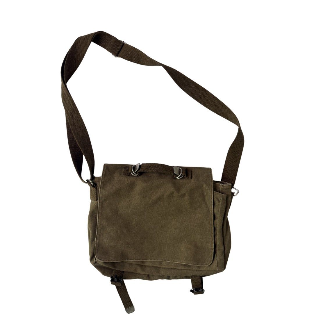 Army Green Messenger Bag (Category: Sling Bags) located in Rizal. Submitted by rocellle (Listing ID 1428006738, Image 1). Description: ✦ perfect as your daily driver containing all your necessities! ✦ customize using pins or your own iron on patches to make it grungier. ✦ unisex ✦ Length: 14.5” Height: 12” Strap and locks are adjustable ✦ no lowballing please. priority is given to buyers paying asking price..