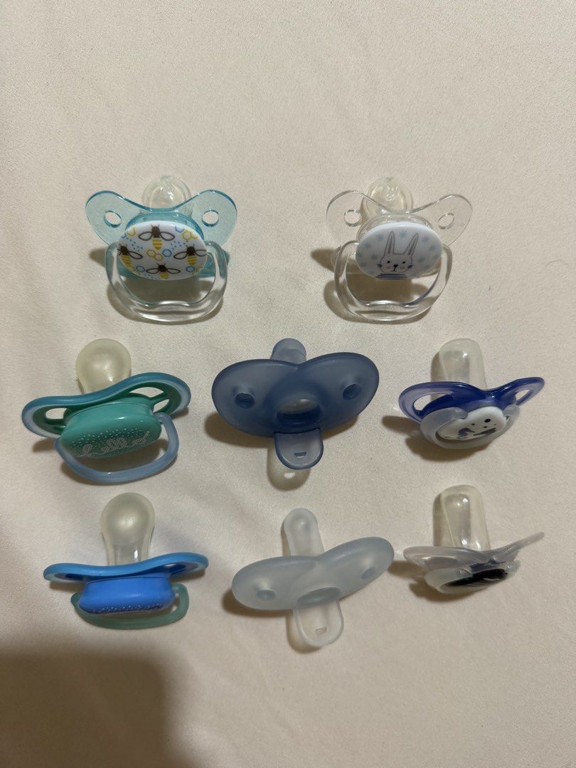 Assorted Baby Pacifiers (Avent, Tommee Tippee) (Category: Soothers & Pacifiers) located in Cavite. Submitted by kayatc (Listing ID 1428042216, Image 2). Description: 2 Avent soothie - 250 2 Avent pacifier 6-12 months ata to -250 2 tommee tippee pacifier 0-6months - 200 2 dr brown ata (unused) - 200.