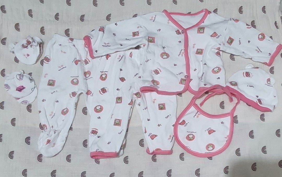 Baby Clothes Set (Category: Babies & Kids Fashion) located in Pateros City. Submitted by Mixed.Selection (Listing ID 1427977012, Image 2). Description: Inclusion: Long sleeves 2 pairs mittens (FREE) 1 bib 1 pajamas 1 footed pajamas 1 bonnet RFS: outgrown, need to purchase a bigger size 😅 NO FLAWS/STAIN GOOD AS NEW 🚚 Shipping via (J&T / Lalamove / Grab).