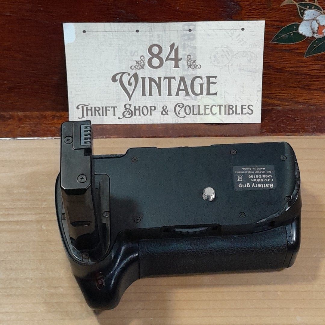 Battery Grip for Nikon 5200/D5100 (Category: Batteries & Chargers) located in Las Pinas. Submitted by 84vintage (Listing ID 1428039402, Image 3). Description: Battery grip compatible with Nikon 5200 and D5100 cameras. .