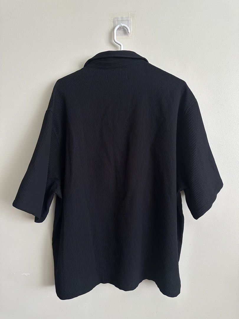 Bershka Black Textured Shirt (Category: Tshirts & Polo Shirts ) located in Manila. Submitted by peebss18 (Listing ID 1428065937, Image 3). Description: Bershka Black Textured Shirt (Men M) Condition: Good / lightly used Size: Large (fits L comfortably) Dimensions: L – 27.5” / W – 26” Details: • Premium Bershka shirt with textured fabric • Classic black design, versatile for casual or semi-casual wear • Soft and breathable cotton / cotton-blend ma