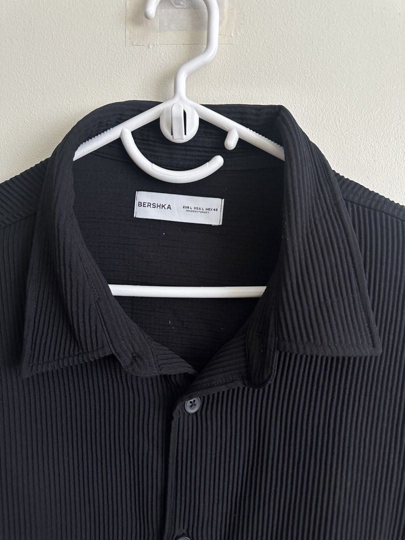 Bershka Black Textured Shirt (Category: Tshirts & Polo Shirts ) located in Manila. Submitted by peebss18 (Listing ID 1428065937, Image 1). Description: Bershka Black Textured Shirt (Men M) Condition: Good / lightly used Size: Large (fits L comfortably) Dimensions: L – 27.5” / W – 26” Details: • Premium Bershka shirt with textured fabric • Classic black design, versatile for casual or semi-casual wear • Soft and breathable cotton / cotton-blend ma