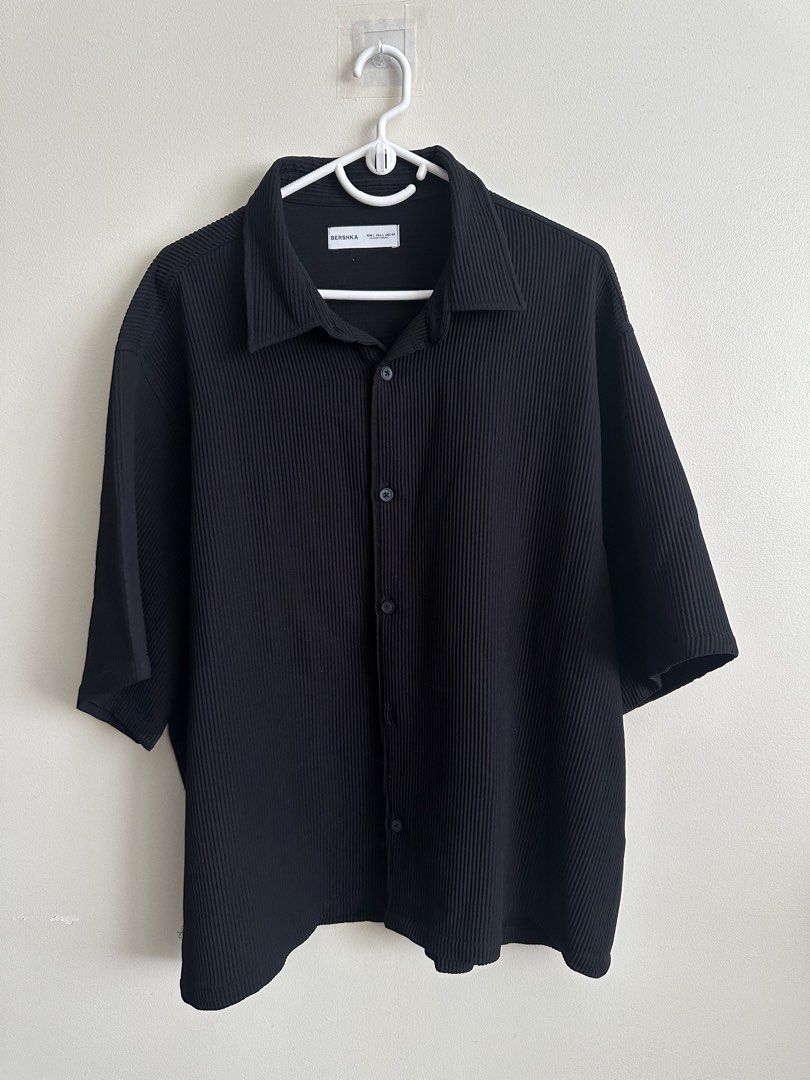 Bershka Black Textured Shirt (Category: Tshirts & Polo Shirts ) located in Manila. Submitted by peebss18 (Listing ID 1428065937, Image 2). Description: Bershka Black Textured Shirt (Men M) Condition: Good / lightly used Size: Large (fits L comfortably) Dimensions: L – 27.5” / W – 26” Details: • Premium Bershka shirt with textured fabric • Classic black design, versatile for casual or semi-casual wear • Soft and breathable cotton / cotton-blend ma