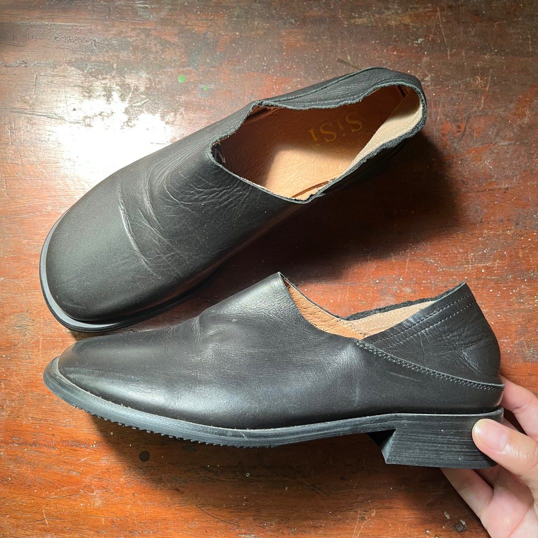 Black leather Slip-on shoes (Category: Flats & Sandals) located in Bulacan. Submitted by amorstuffs_ (Listing ID 1428009904, Image 3). Description: - 21-22 cm - almost new.