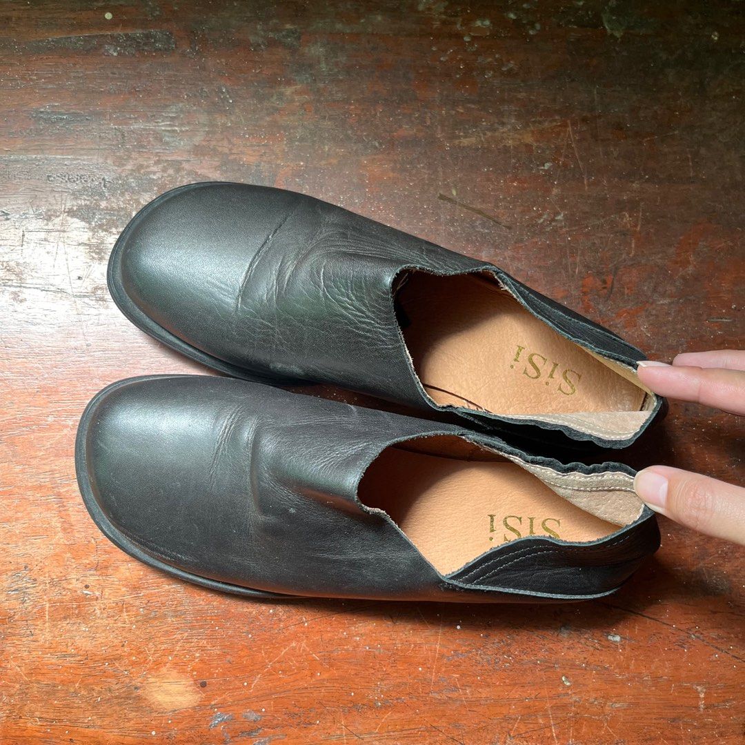 Black leather Slip-on shoes (Category: Flats & Sandals) located in Bulacan. Submitted by amorstuffs_ (Listing ID 1428009904, Image 2). Description: - 21-22 cm - almost new.