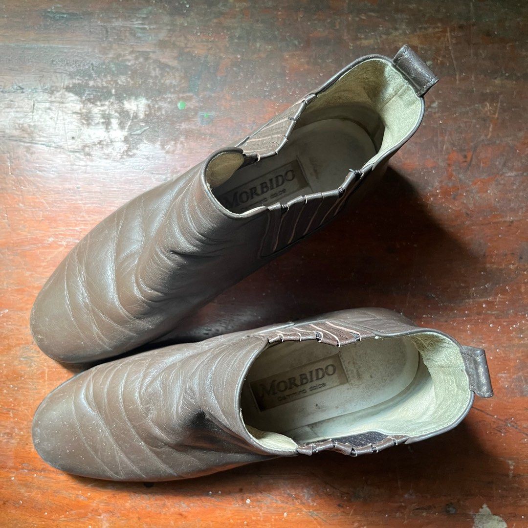 Brown leather chelsea boots (Category: Boots) located in Bulacan. Submitted by amorstuffs_ (Listing ID 1427977857, Image 3). Description: Brown leather chelsea boots - 22-23 cm - with signs of usage.