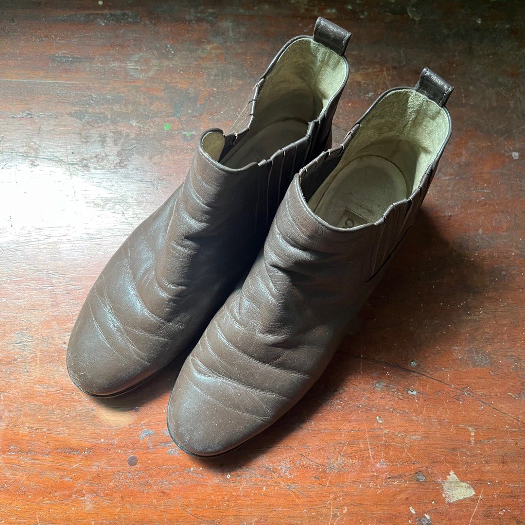 Brown leather chelsea boots (Category: Boots) located in Bulacan. Submitted by amorstuffs_ (Listing ID 1427977857, Image 1). Description: Brown leather chelsea boots - 22-23 cm - with signs of usage.