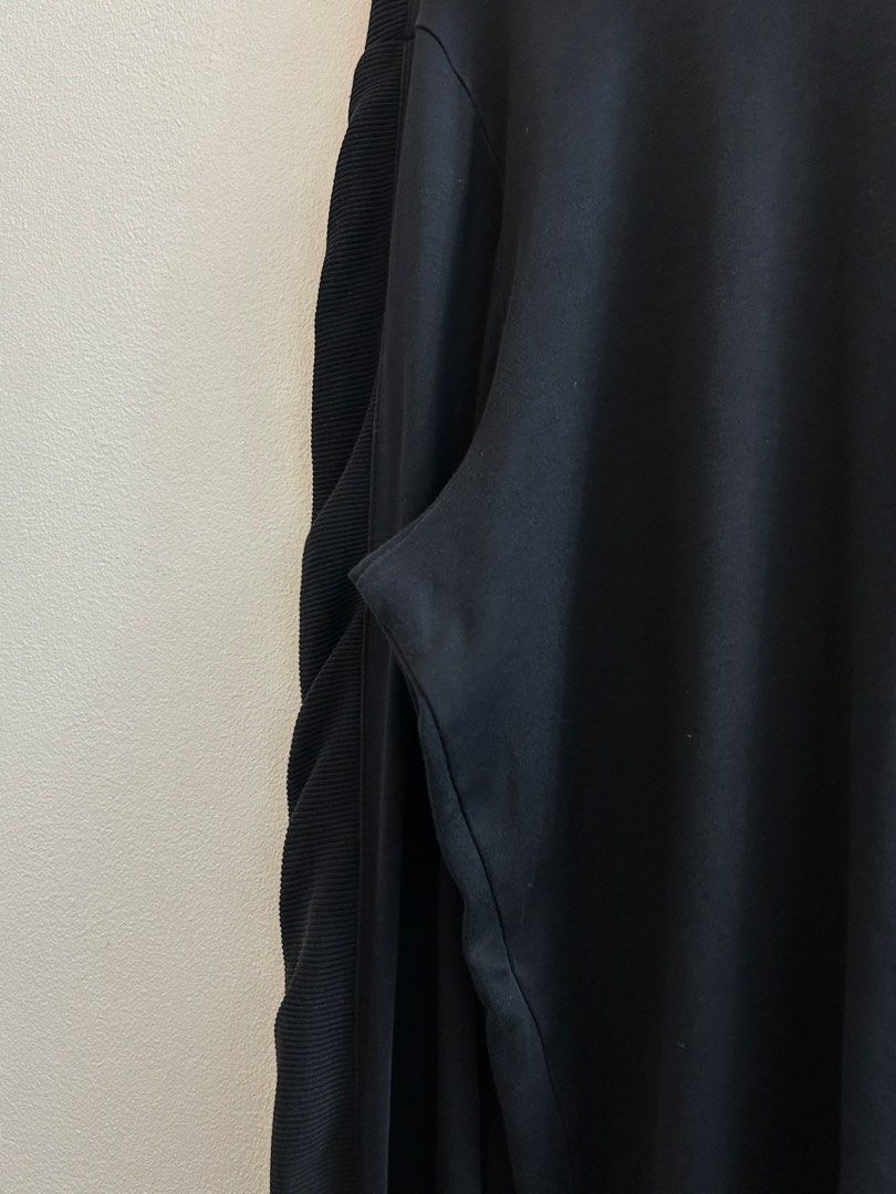 Calvin Klein Men's Black Quarter-Zip Pullover Sweatshirt (Category: Coats, Jackets and Outerwear) located in Paranaque City. Submitted by stfunasherramirez (Listing ID 1428019960, Image 3). Description: Size: L Dimes: L27 W22 Condition: 9.5/10 Color rate: 9.5/10 - excellent fabric - excellent condition - soft fabric - stretchable - sleeve tape corduroy design - quarter zipped - can use for exercise or fashion.