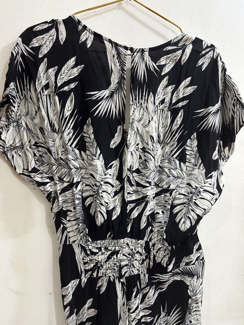 Camaieu Black and White Floral Romper (Category: Rompers) located in Manila. Submitted by echrise (Listing ID 1427947224, Image 3). Description: Med-Large up to 32waist.
