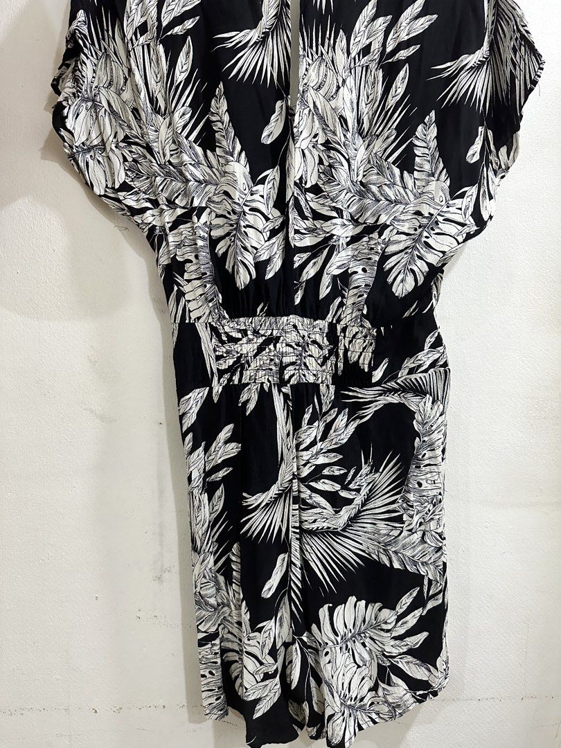 Camaieu Black and White Floral Romper (Category: Rompers) located in Manila. Submitted by echrise (Listing ID 1427947224, Image 2). Description: Med-Large up to 32waist.