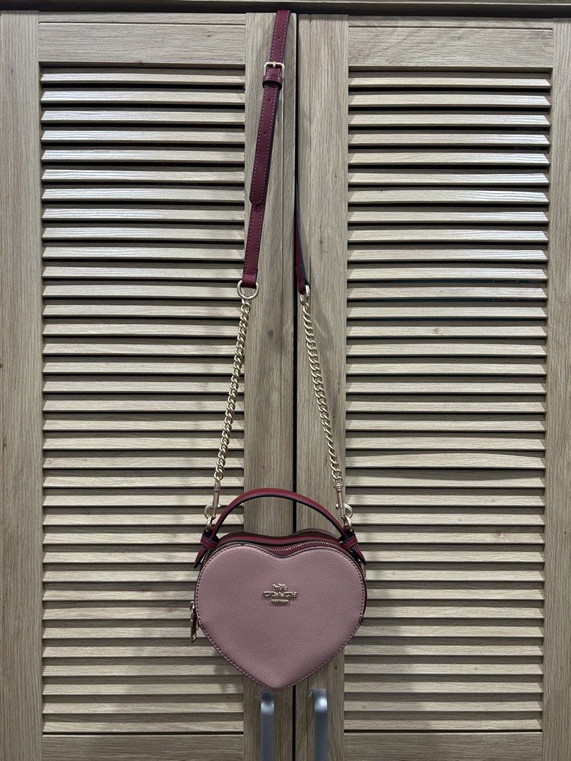 Coach Heart-Shaped Crossbody Bag (Category: Cross-body Bags) located in Mexico. Submitted by prelovedanne18 (Listing ID 1428001543, Image 1). Description: C o py only Cute size for your little make ups Very nice. No box included.