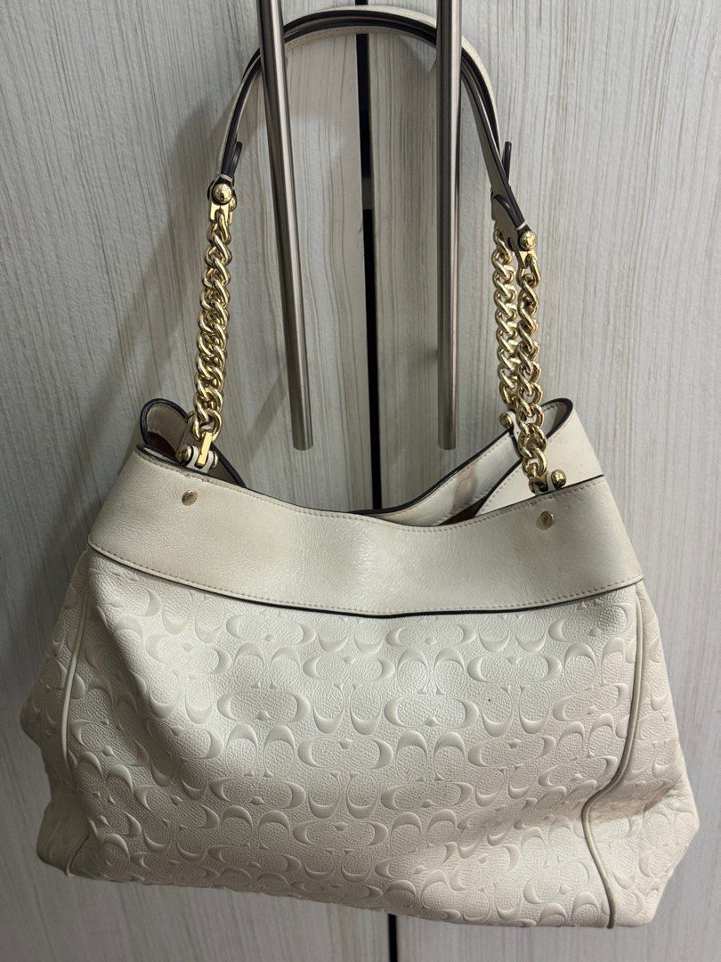Coach Lexy Chain Shoulder Bag in White Leather (Category: Luxury Bags & Wallets) located in Paranaque City. Submitted by ivvyyxx (Listing ID 1428030570, Image 2). Description: .