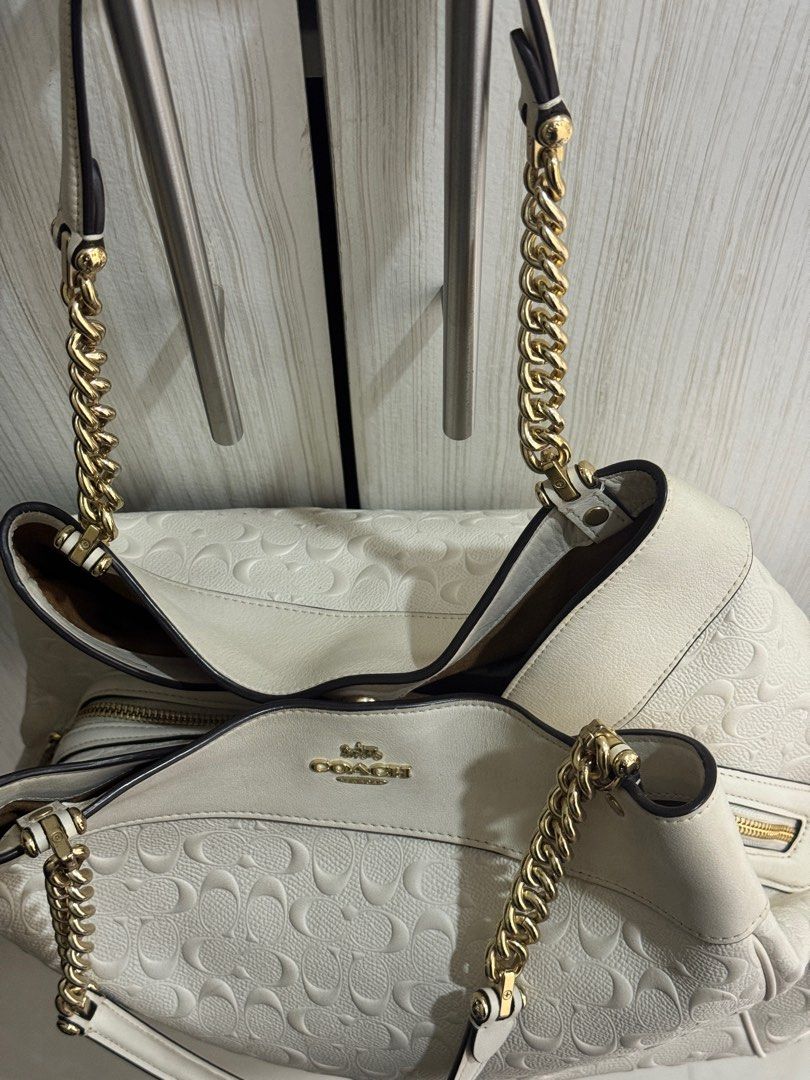 Coach Lexy Chain Shoulder Bag in White Leather (Category: Luxury Bags & Wallets) located in Paranaque City. Submitted by ivvyyxx (Listing ID 1428030570, Image 3). Description: .